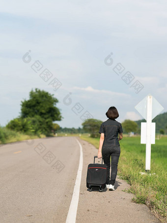 女人行李搭便车路