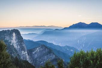 蓝色的山范围竹山山