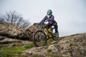 专业骑自行车的人骑山自行车岩石山极端的体育运动复古骑自行车概念