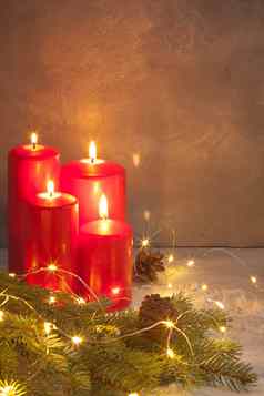 红色的出现燃烧圣诞节蜡烛闪闪发光的加兰