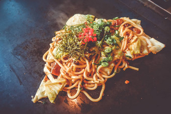 炒面铁板烧日本传统的热板食物