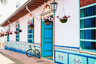 自行车美丽的蓝色的白色房子guatape