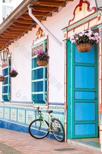自行车美丽的蓝色的白色房子guatape