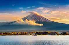 富士山河口湖湖日落秋天季节富士山山手日本