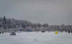 帐篷冬天钓鱼冰