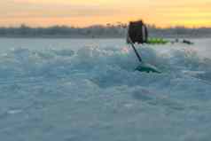 冬天体育运动冰钓鱼