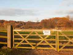 农田农村路径小道跟踪农场栅栏标志私人