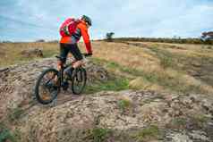 骑自行车的人红色的骑山自行车秋天岩石小道极端的体育运动复古骑自行车概念