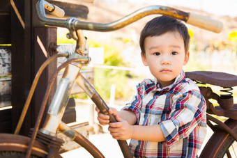 混合比赛高加索人中国人年轻的男孩有趣的自行车