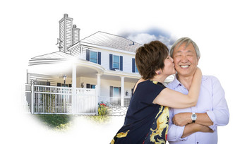快乐中国人高级夫妇接吻前面房子画白色