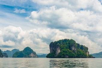 无人居住的绿色岩石岛屿泰国安达曼海