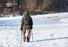 但徒步旅行波兰人孤独的冬天探险照片