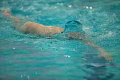 游泳运动员移动风格爬