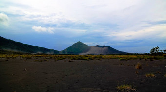 火山喷发塔武尔武尔火山腊包尔英国岛巴布亚几内亚