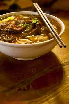 中国人牛肉面条汤