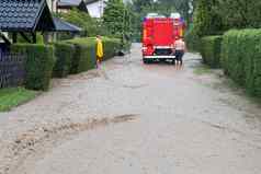 火部门冲救援洪水打击村欧洲重雨
