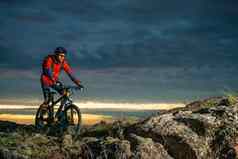 骑自行车的人红色的骑自行车秋天岩石小道日落极端的体育运动复古骑自行车概念
