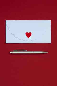 白色信封孤立的缩绒心银笔情人节婚礼的一天明信片概念