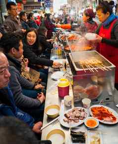 传统的食物街摊位gwangjang市场