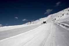 雪地履带式车辆工作处理山坡上山坡上