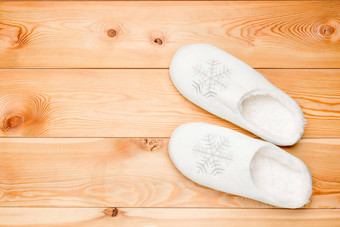 一对白色温暖的拖鞋雪花视图