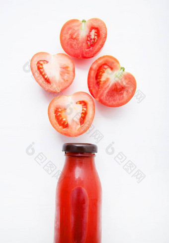 西红柿汁瓶新鲜的西红柿片白色木