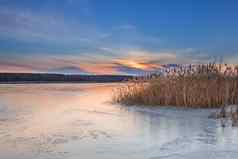 冬天景观景观日落晚上冰湖