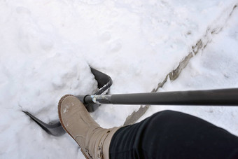 女人铲雪