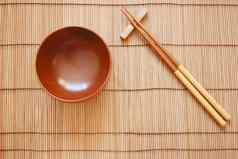 筷子木碗竹子席子背景