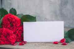 古董新鲜的红色的花园玫瑰情人节婚礼的一天明信片概念