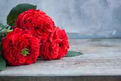 古董新鲜的红色的花园玫瑰情人节婚礼的一天明信片概念