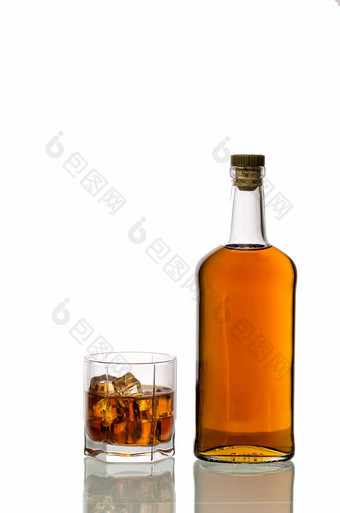 玻璃<strong>威士忌</strong>孤立的白色背景