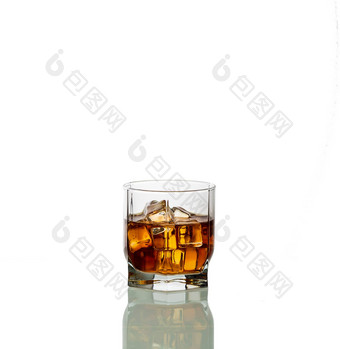 玻璃<strong>威士忌</strong>孤立的白色背景