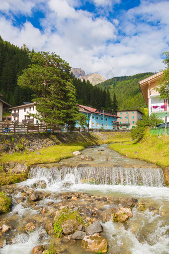 山河流动村