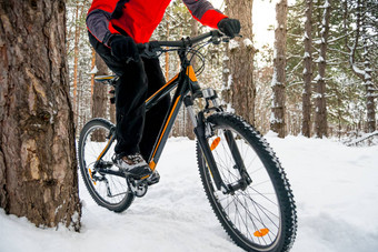 骑自行车的人红色的骑山自行车美丽的<strong>冬天森林</strong>冒险体育运动复古骑自行车概念