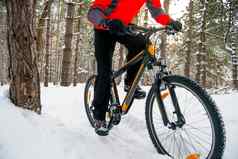 骑自行车的人红色的骑山自行车美丽的冬天森林冒险体育运动复古骑自行车概念