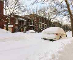 城市冬天街汽车卡住了雪