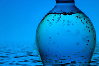 矿物水瓶蓝色的背景