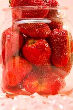 新鲜的草莓玻璃能