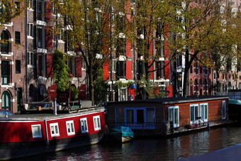 安静的阿姆斯特丹运河房子船