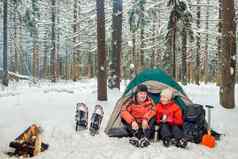 夫妇探险冬天山森林