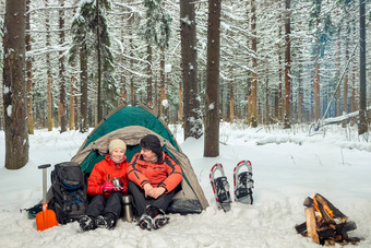 男人。女人活跃的游客营地冬天森林