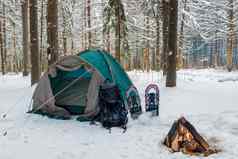 关闭帐篷雪冬天森林火不太和谐