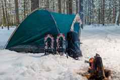 篝火帐篷冬天野营森林