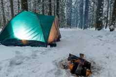 光内部帐篷冬天森林附近的火布尔