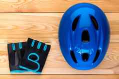 体育自行车手套头盔木地板上前视图