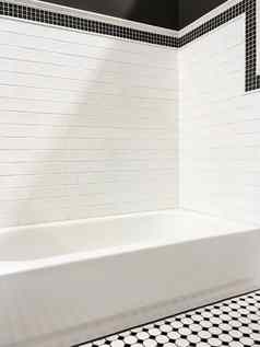 现代浴室白色瓷砖墙