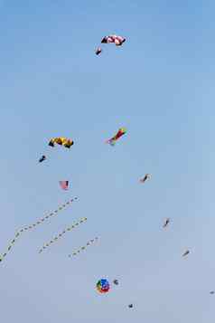 色彩斑斓的风筝飞行天空蓝色的天空