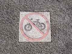 骑自行车标志人行道上公园地板上红色的圆限制