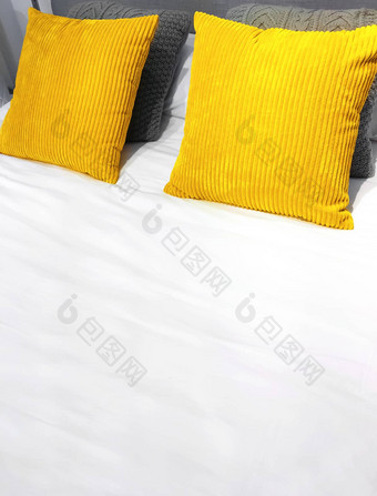 床上明亮的黄色的平绒垫子